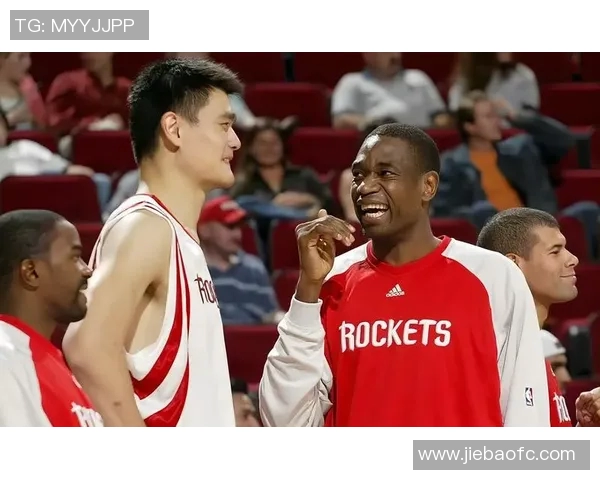 2004年姚明加盟火箭队的传奇之旅与NBA赛场的辉煌瞬间回顾
