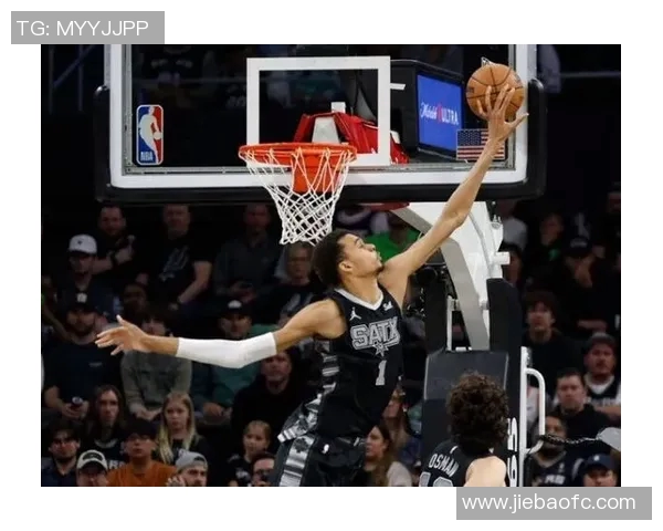 文班亚马首场比赛表现惊艳5次盖帽加隔扣字母哥引发热烈讨论